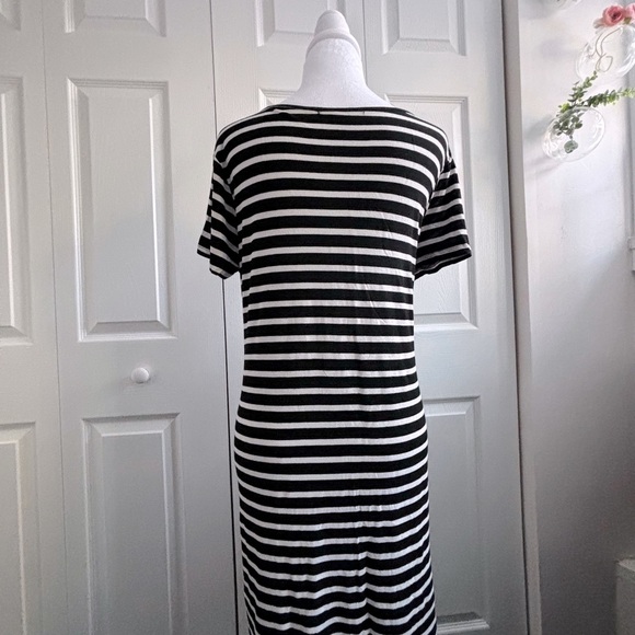 Nordstrom Black and White T-Shirt Dress with Short Raglan Sleeves and Scoop Neck - Picture 5 of 5